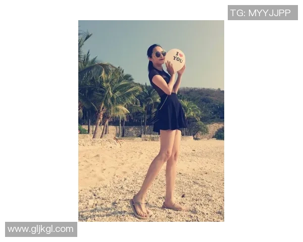 足球明星娇妻比基尼海边秀身材甜美笑容引发球迷热议